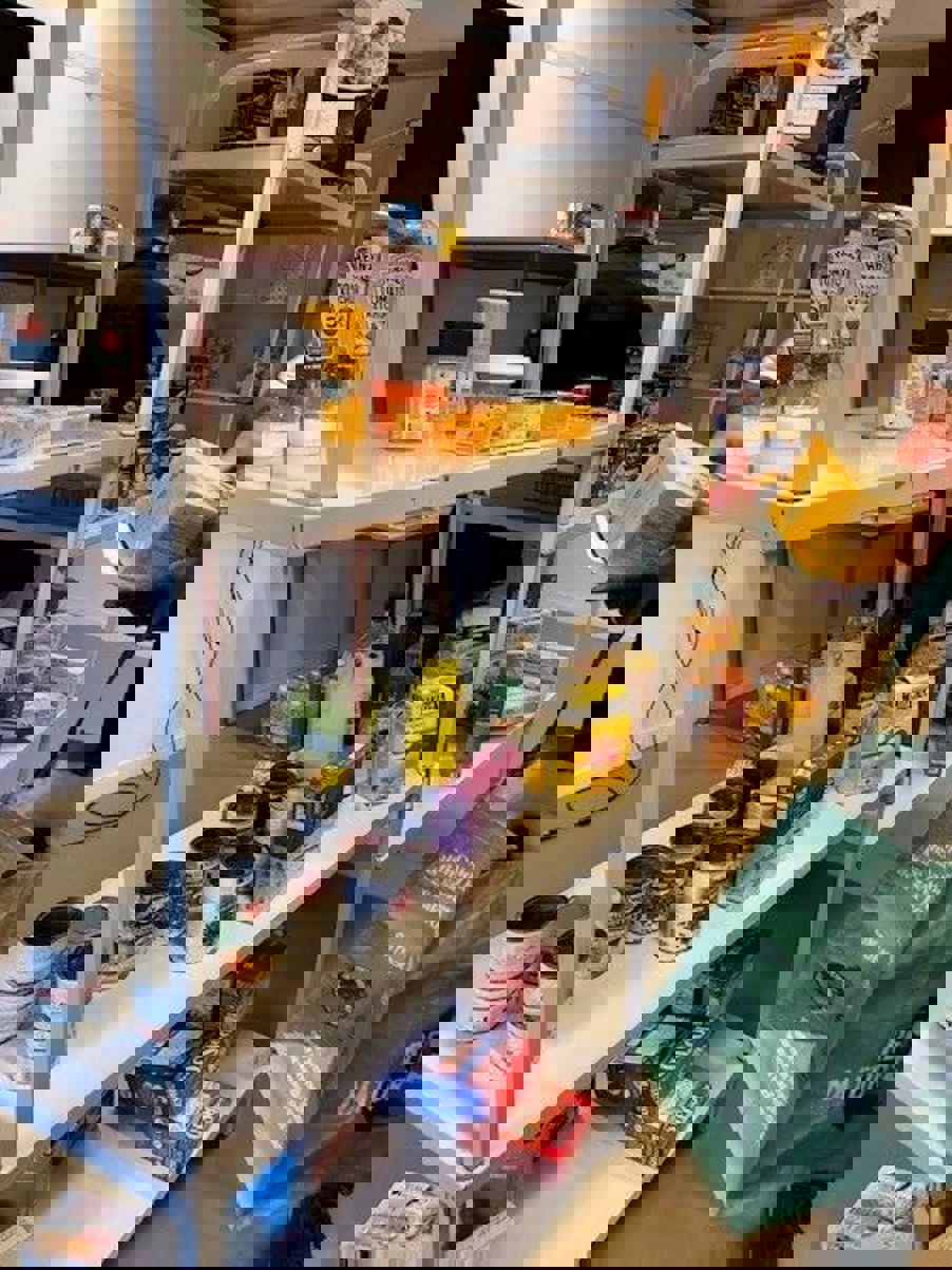 hyller med hermetikk og tørrvarer