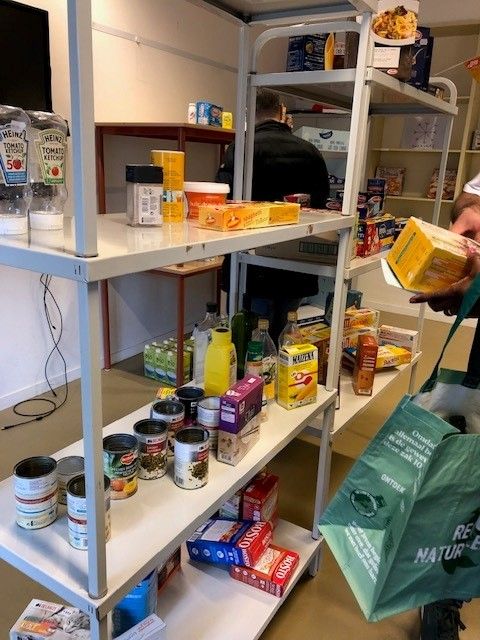 Oslo VO Rosenhof. Ministad dagligvare hyller med hermetikk og tørrvarer