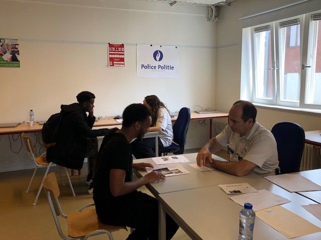 en gruppe mennesker som sitter ved et bord