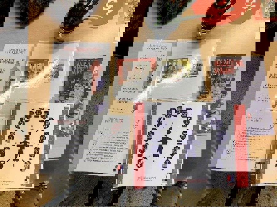 En gruppe bøker på et bord