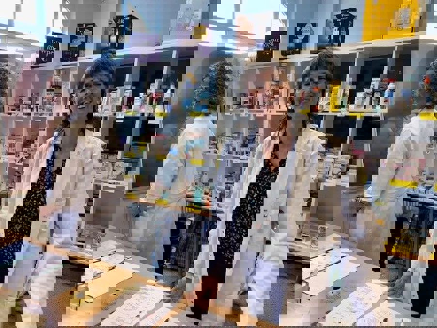 to personer i laboratoriefrakk