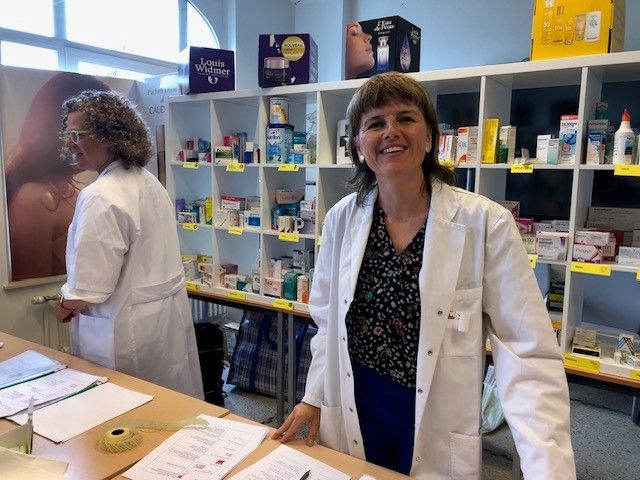 Oslo VO Rosenhof. Ministad apotek to personer i laboratoriefrakk