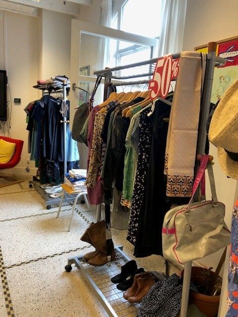 Oslo VO Rosenhof. Ministad klesbutikk Stativer fulle av klær