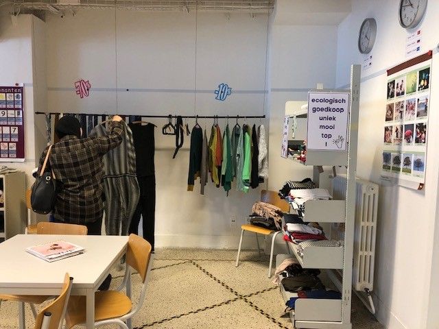 Oslo VO Rosenhof. Shopping i Ministad klesbutikk et rom med bord og stoler