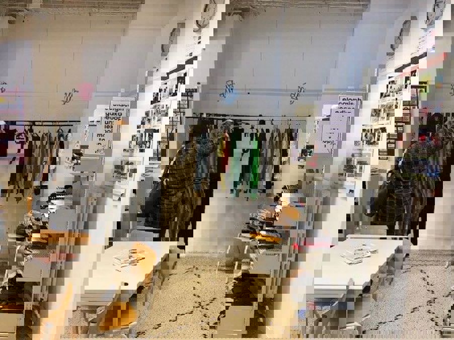 et rom med bord og stoler