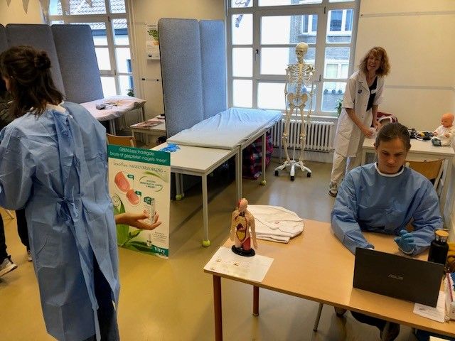 tre personer og et skjelett på et sykehusrom