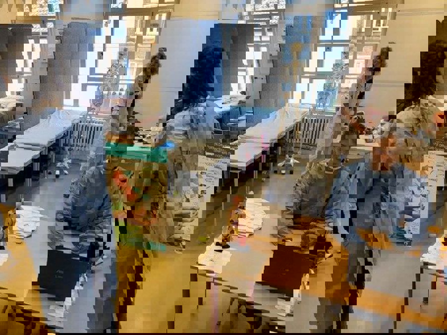 tre personer og et skjelett på et sykehusrom