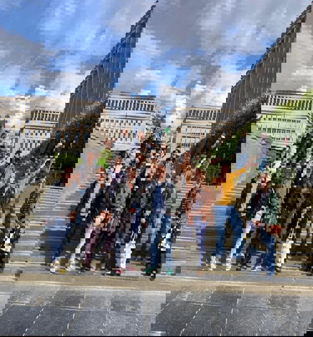 en gruppe mennesker som poserer i trapper