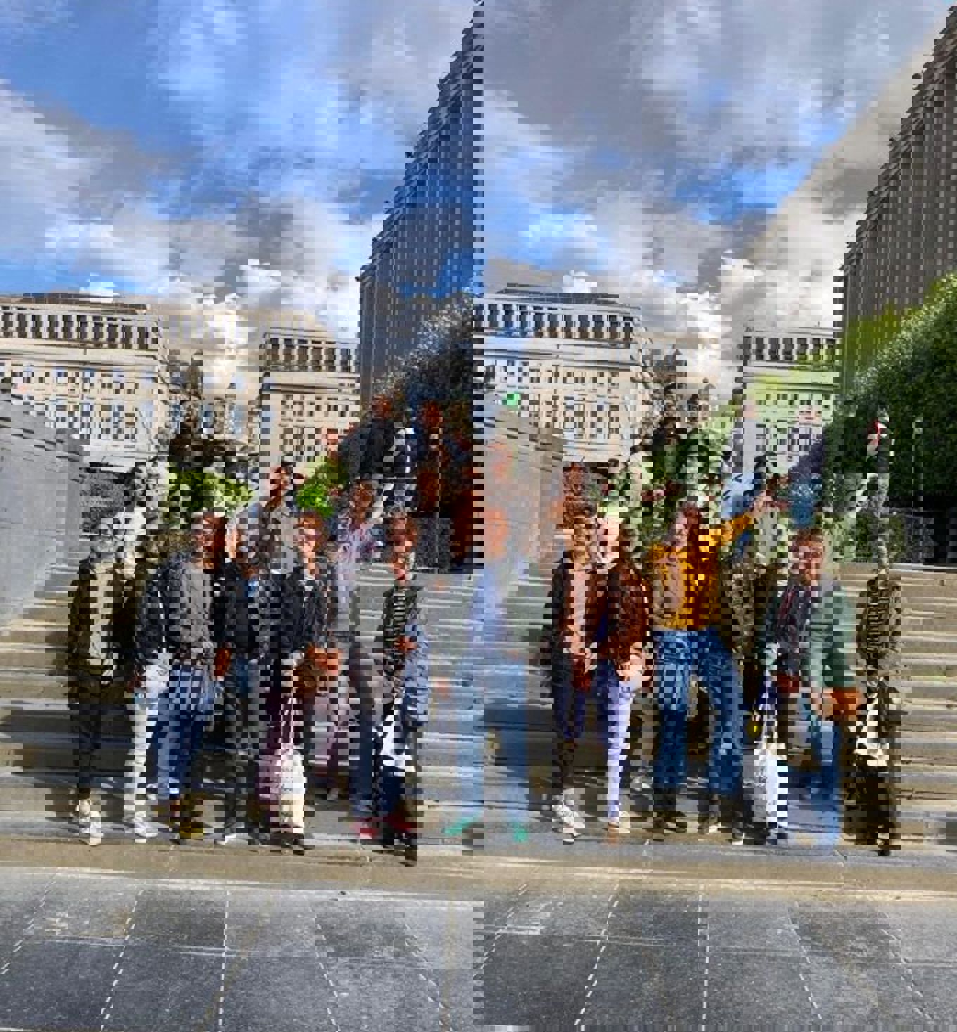 en gruppe mennesker som poserer i trapper