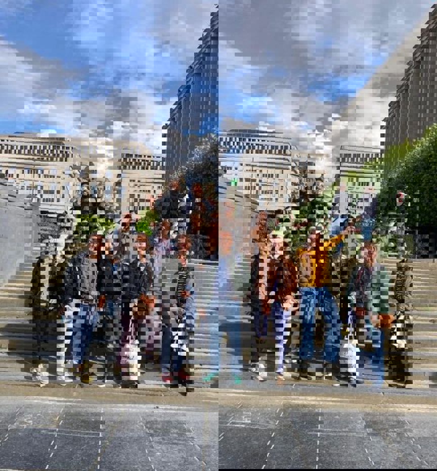 en gruppe mennesker som poserer i trapper