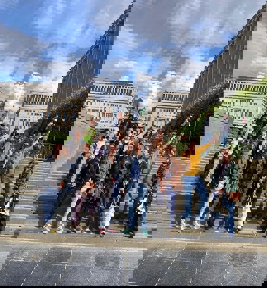 en gruppe mennesker som poserer i trapper