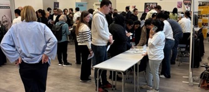 en gruppe mennesker i et rom