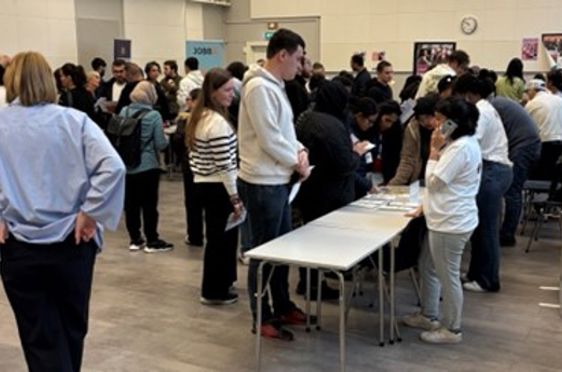 en gruppe mennesker i et rom