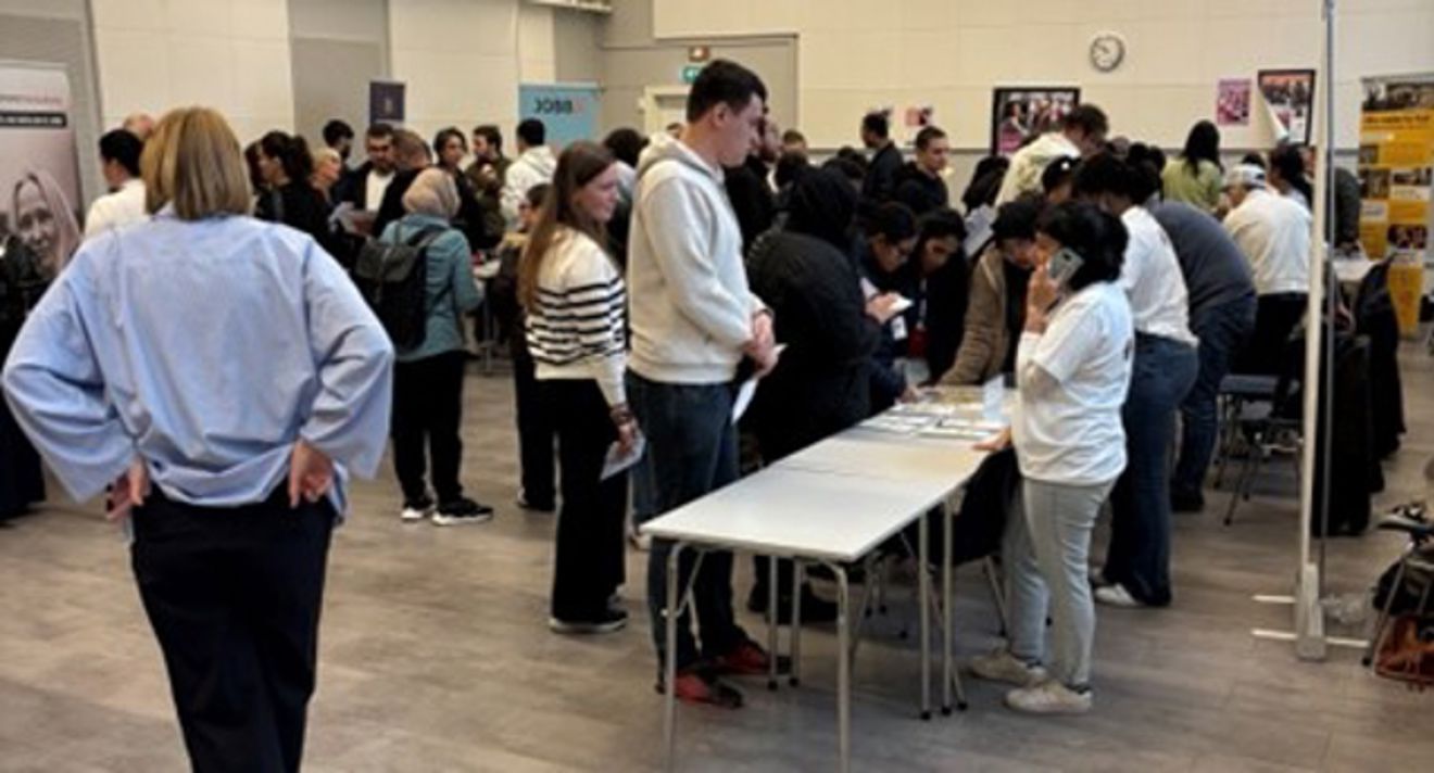 en gruppe mennesker i et rom