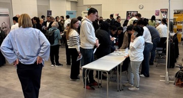 en gruppe mennesker i et rom