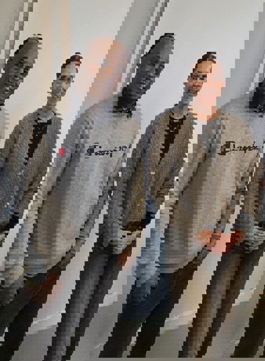 en person og en person som smiler