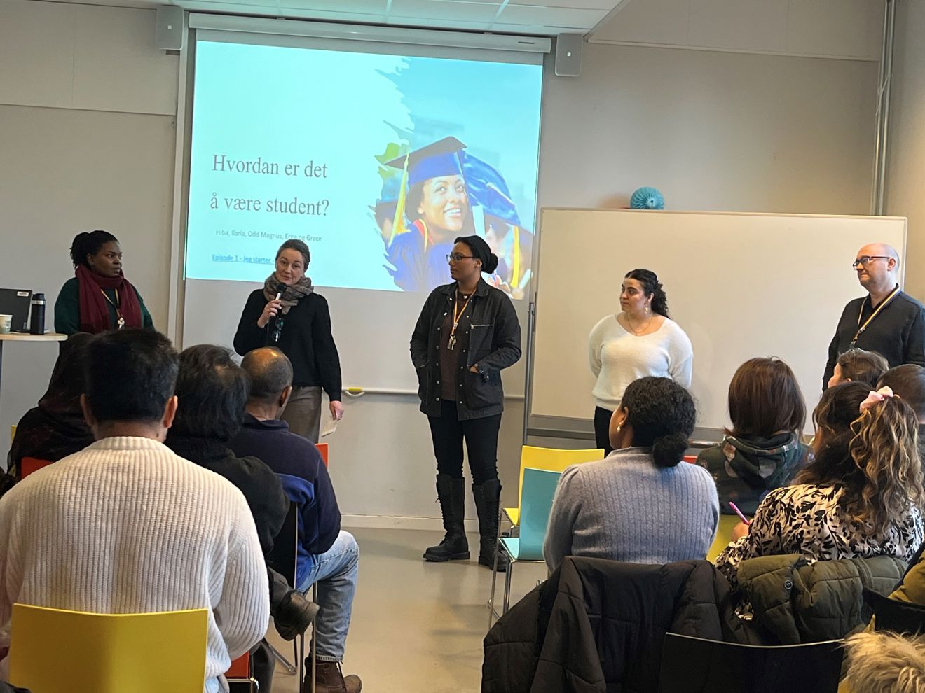 en gruppe mennesker holder foredrag