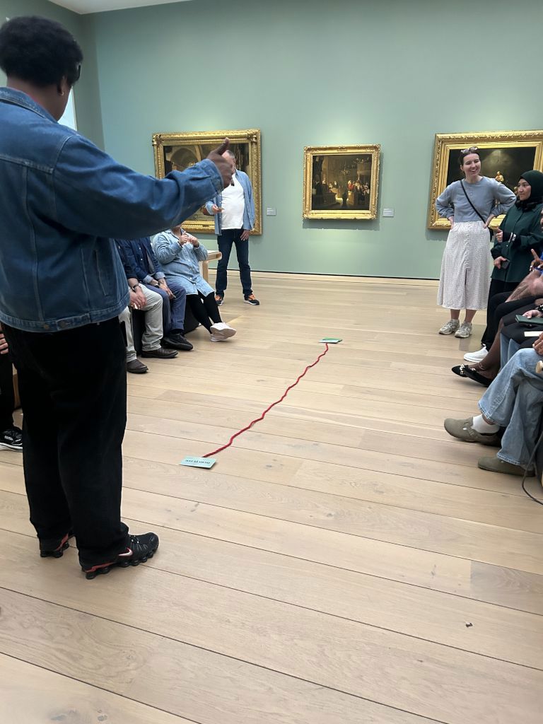 en gruppe mennesker foran verdiskalaen