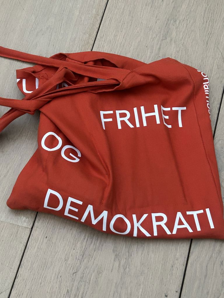 R&oslash;dt nett med ordene frihet og demokrati i hvite bokstaver