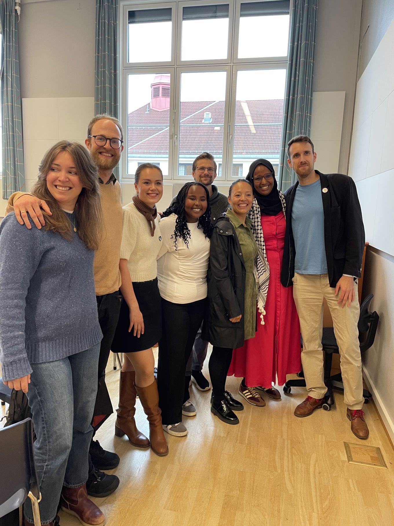 Foto: Oslo VO Rosenhof: Politikerdebatt en gruppe mennesker som poserer for et bilde