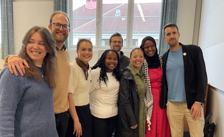 Foto: Oslo VO Rosenhof: Politikerdebatt en gruppe mennesker som poserer for et bilde