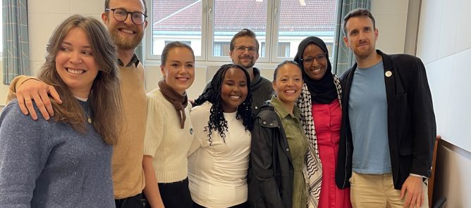 Foto: Oslo VO Rosenhof: Politikerdebatt en gruppe mennesker som poserer for et bilde