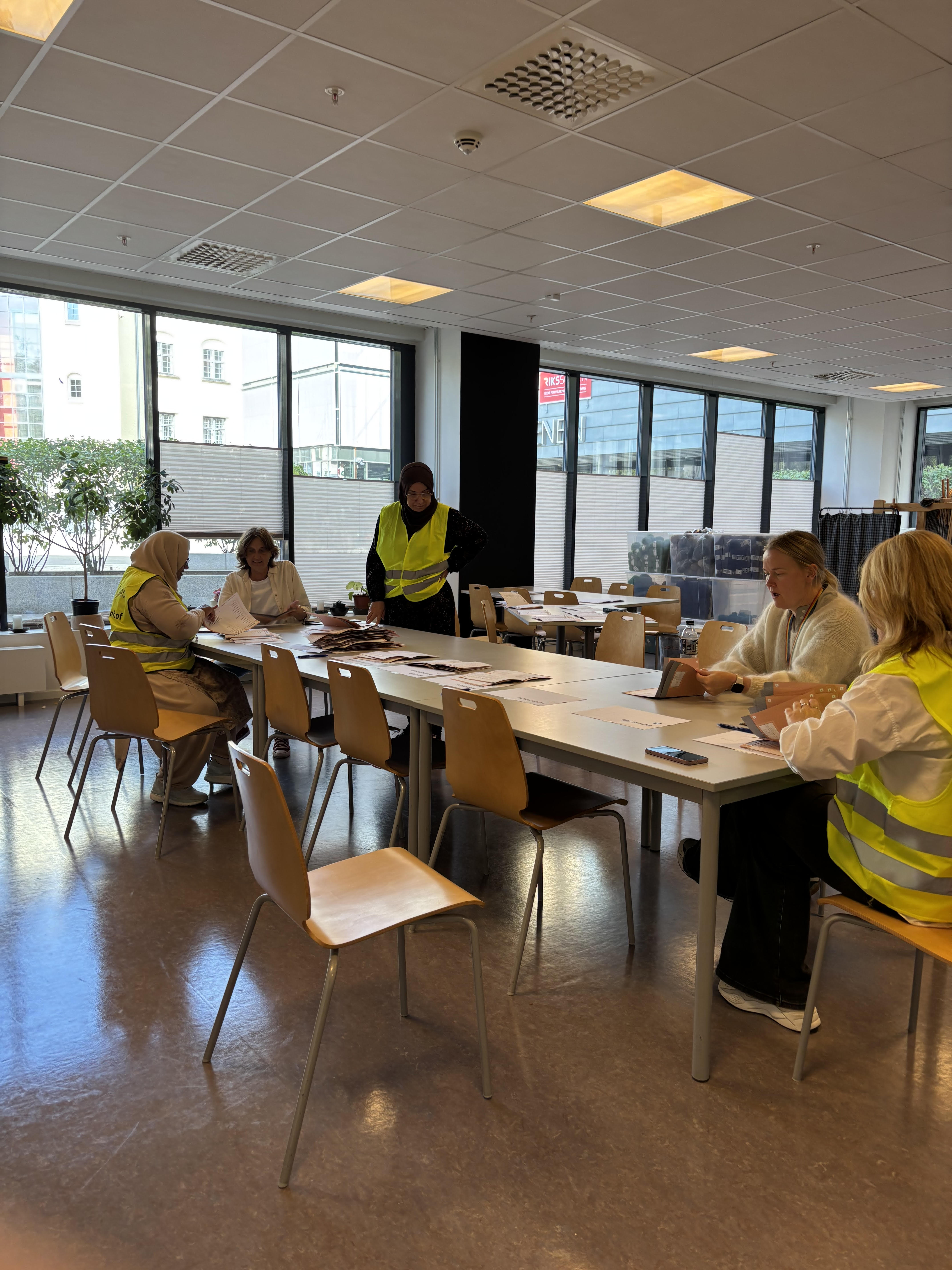 en gruppe mennesker som sitter rundt et bord