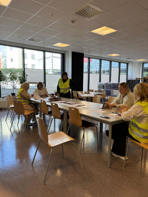 en gruppe mennesker som sitter rundt et bord