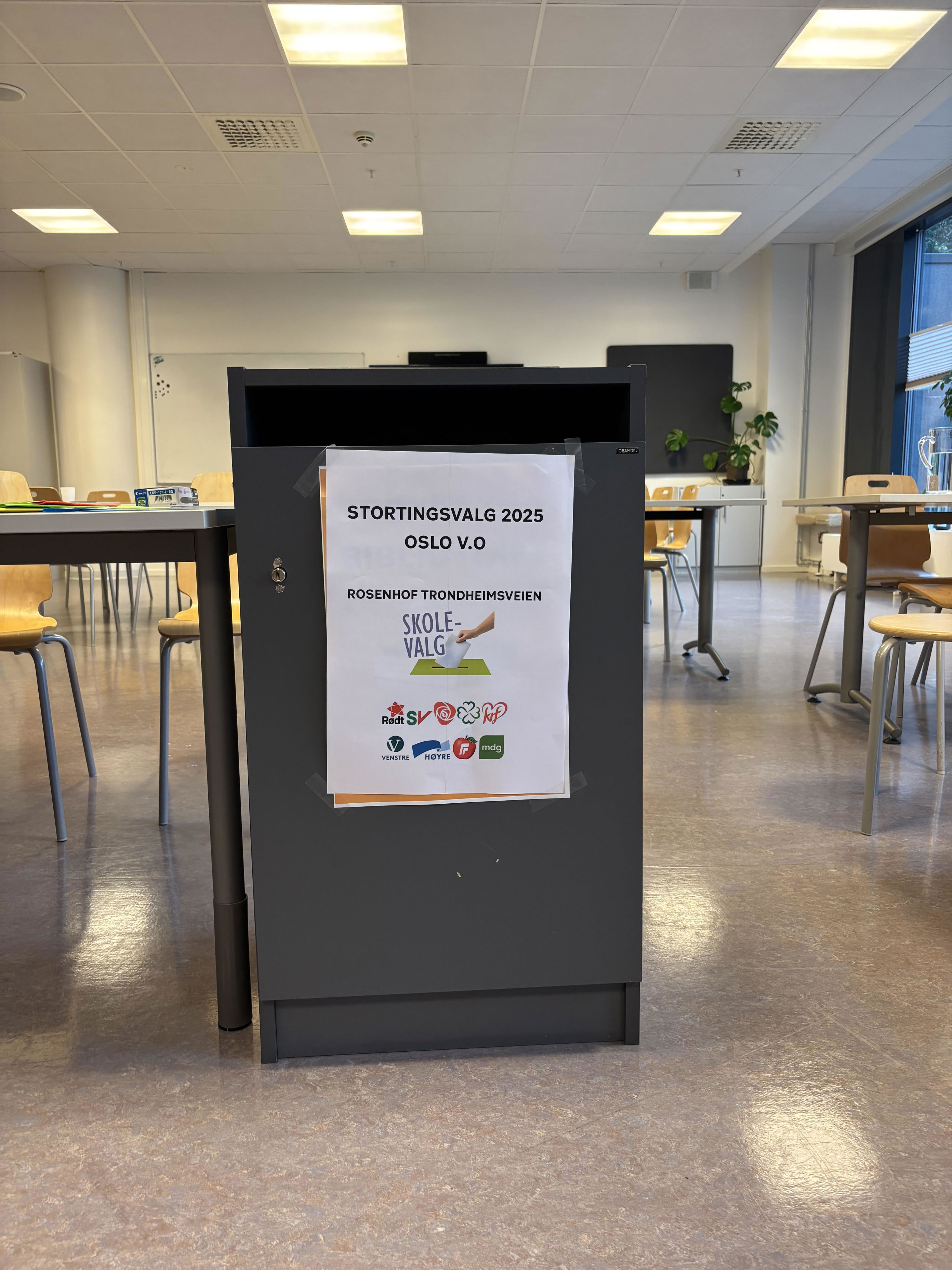 En plakat som sier skolevalg og viser de politiske partienes logoer