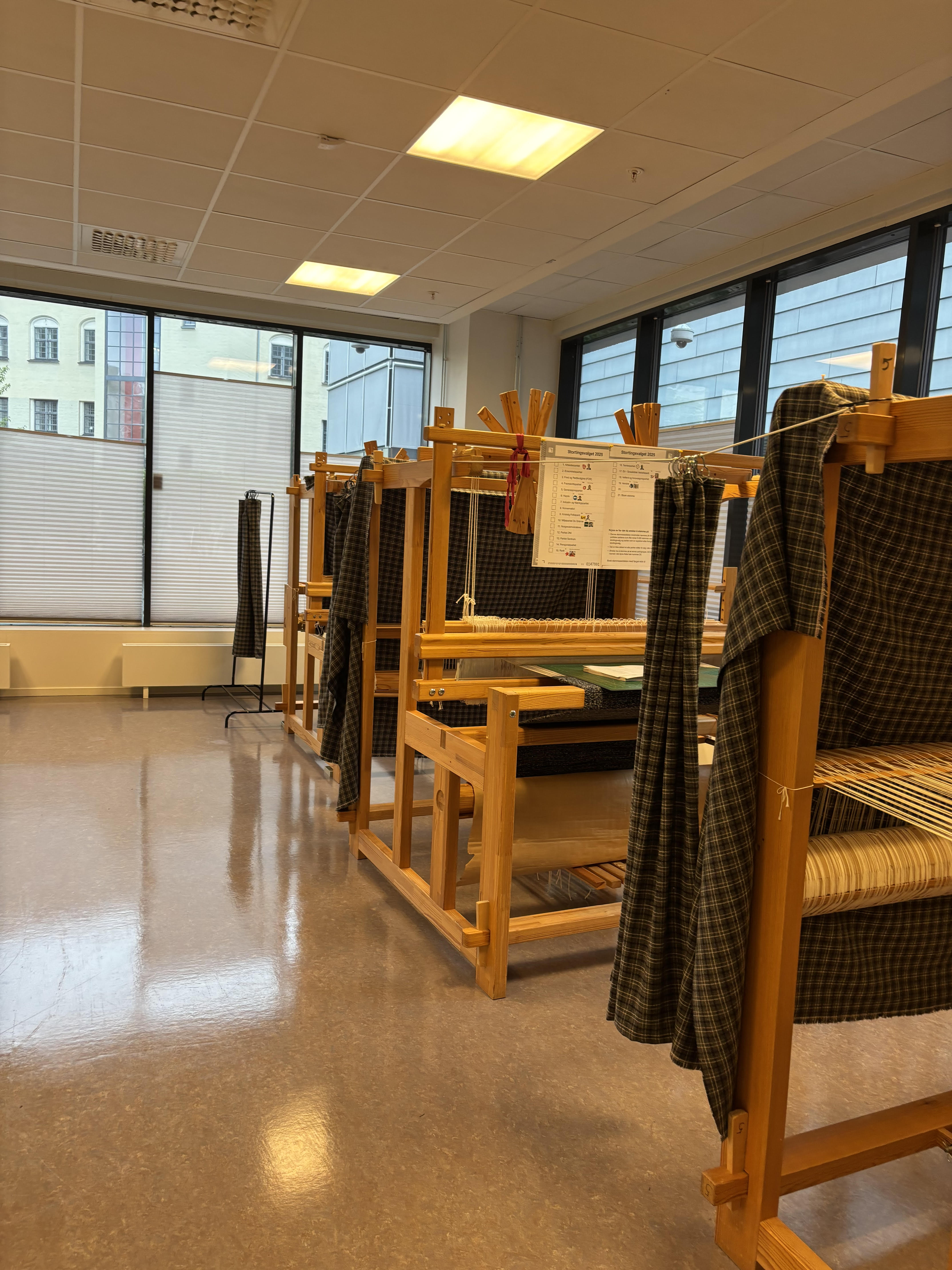 Oslo VO Rosenhof: valglokalet i Trondheimsveien Provisoriske stemmebåser