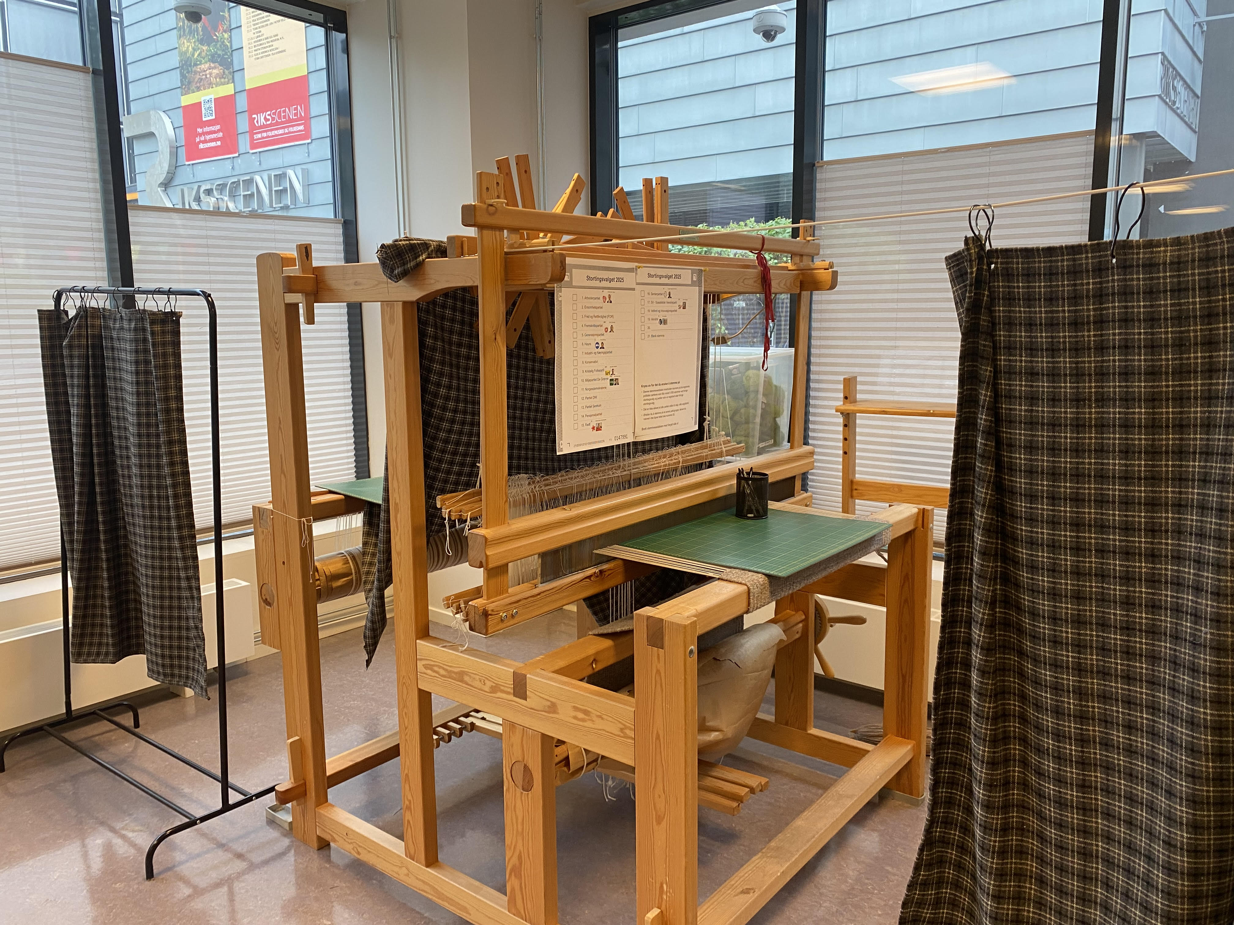 Oslo VO Rosenhof: avlukket for stemmegiving i Trondheimsveien et trebord med en stol og en benk i et rom med vinduer