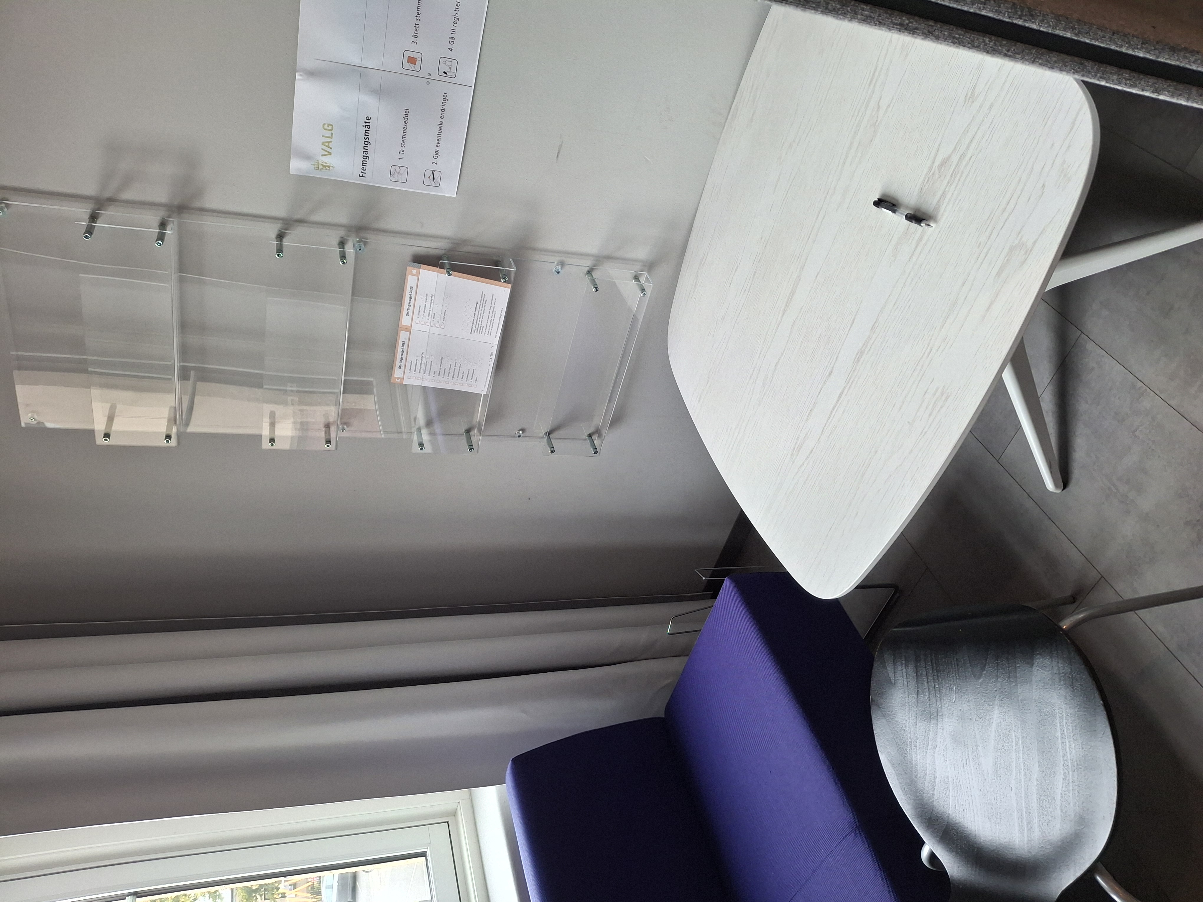 Oslo VO Rosenhof: avlukket for stemmegiving i Dynekilgata et bord og en stol i et rom