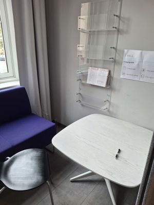 et bord og en stol i et rom