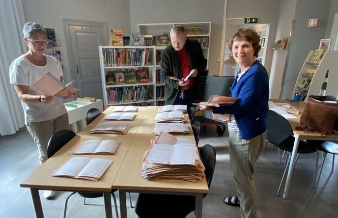 Tellekorpset i Dyneklgata: en gruppe mennesker som står rundt et bord med bøker på