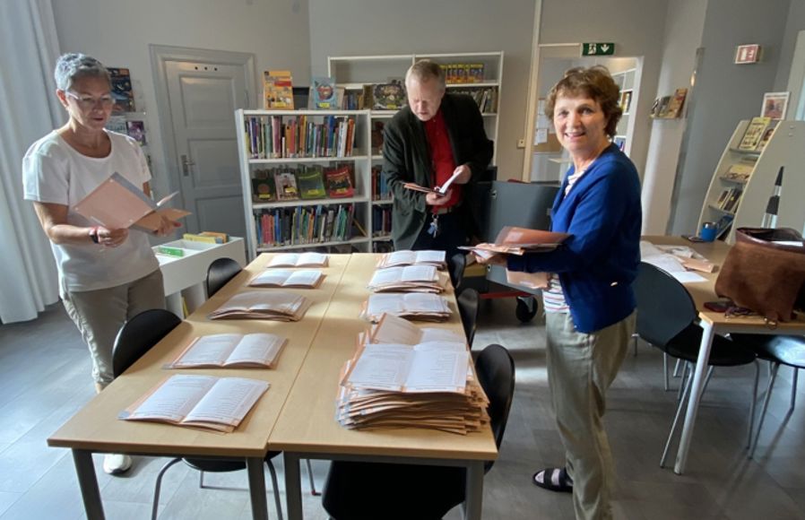 Tellekorpset i Dyneklgata: en gruppe mennesker som står rundt et bord med bøker på