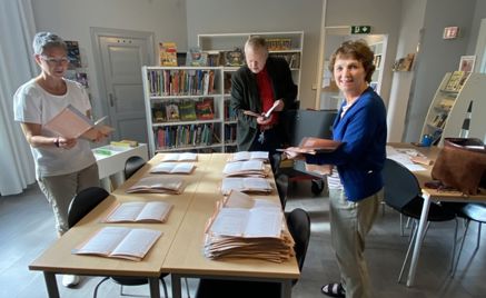 Foto: Oslo VO Rosenhof: Tellekorpset i Dynekilgata Tellekorpset i Dyneklgata: en gruppe mennesker som står rundt et bord med bøker på