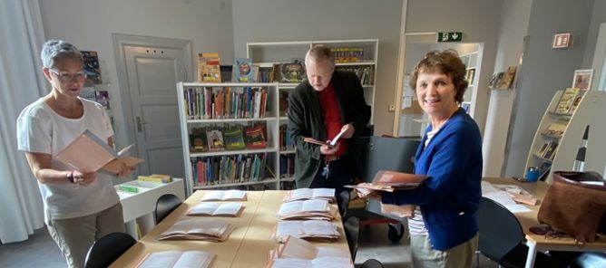 Foto: Oslo VO Rosenhof: Tellekorpset i Dynekilgata Tellekorpset i Dyneklgata: en gruppe mennesker som står rundt et bord med bøker på