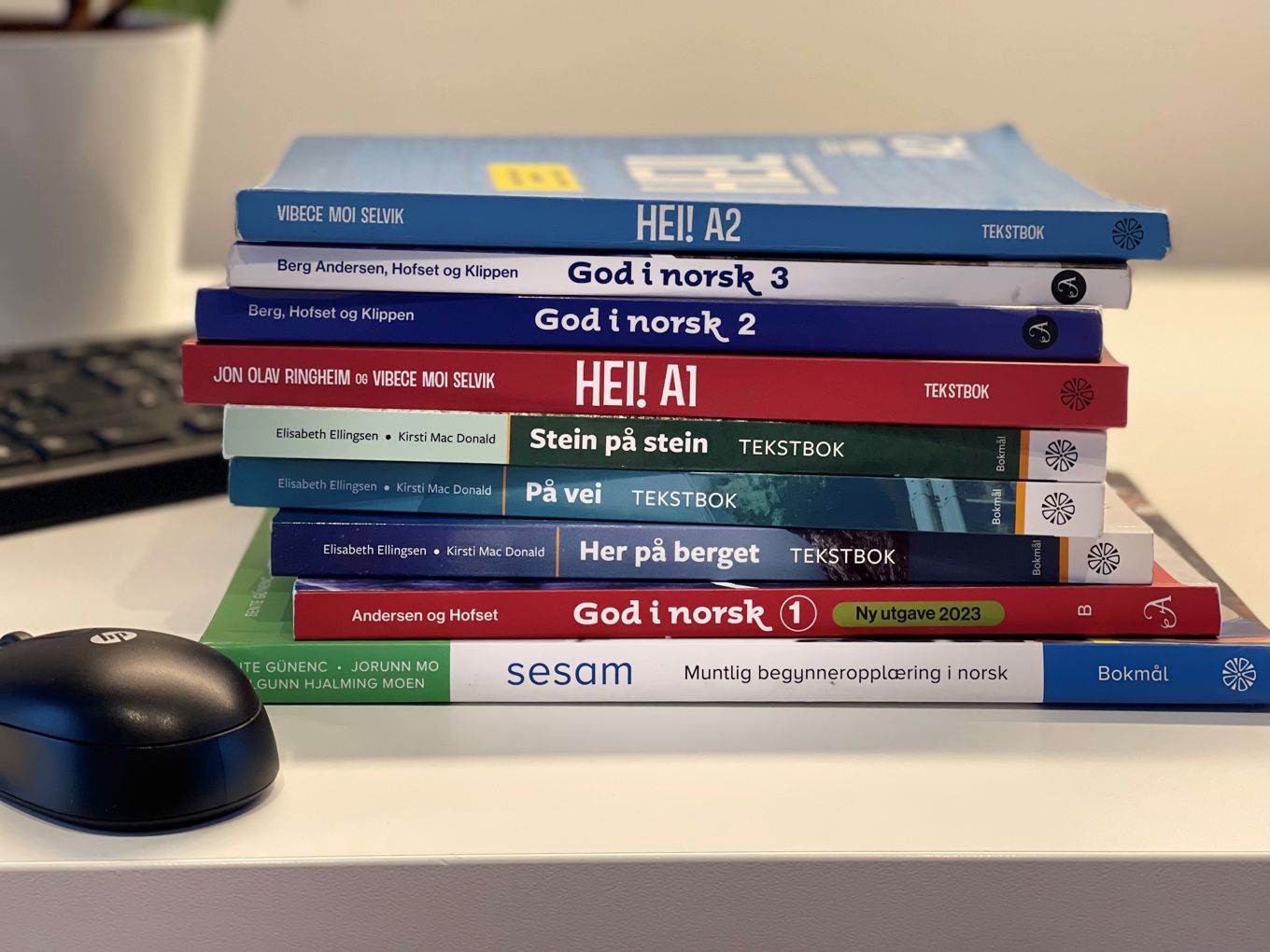 Foto: Oslo VO Rosenhof en stabel med bøker