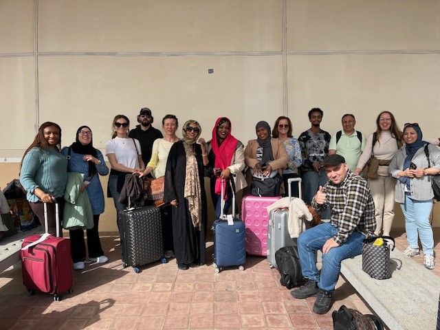 en gruppe mennesker med kofferter