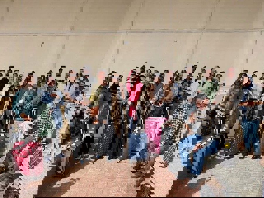 Foto: Avreise en gruppe mennesker med kofferter