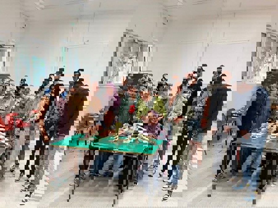 Foto: Brobygging en gruppe mennesker som står rundt et bord og bygger bro