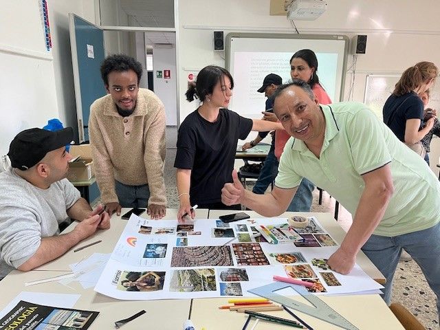 En gruppe mennesker som driver med gruppearbeid rundt et bord