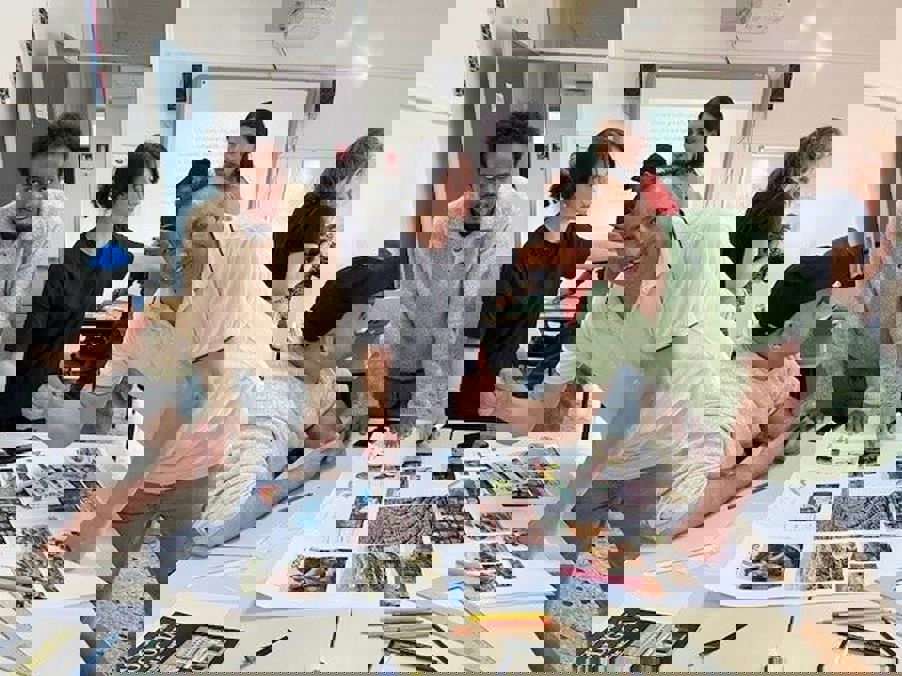 Foto: Gruppearbeid En gruppe mennesker som driver med gruppearbeid rundt et bord