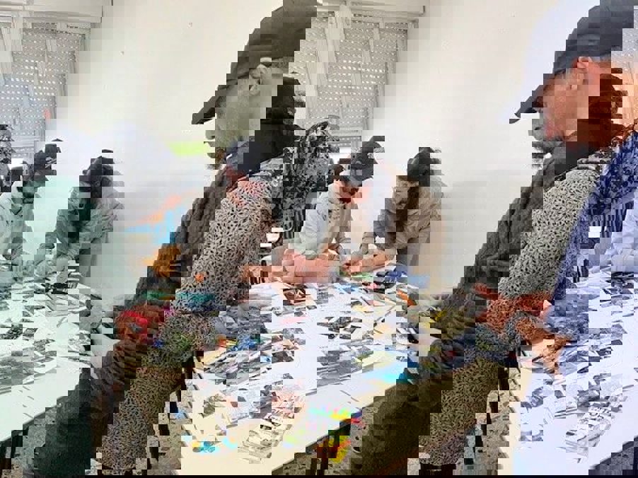 Foto: Gruppearbeid en gruppe mennesker som sitter rundt et bord og lager kollasj