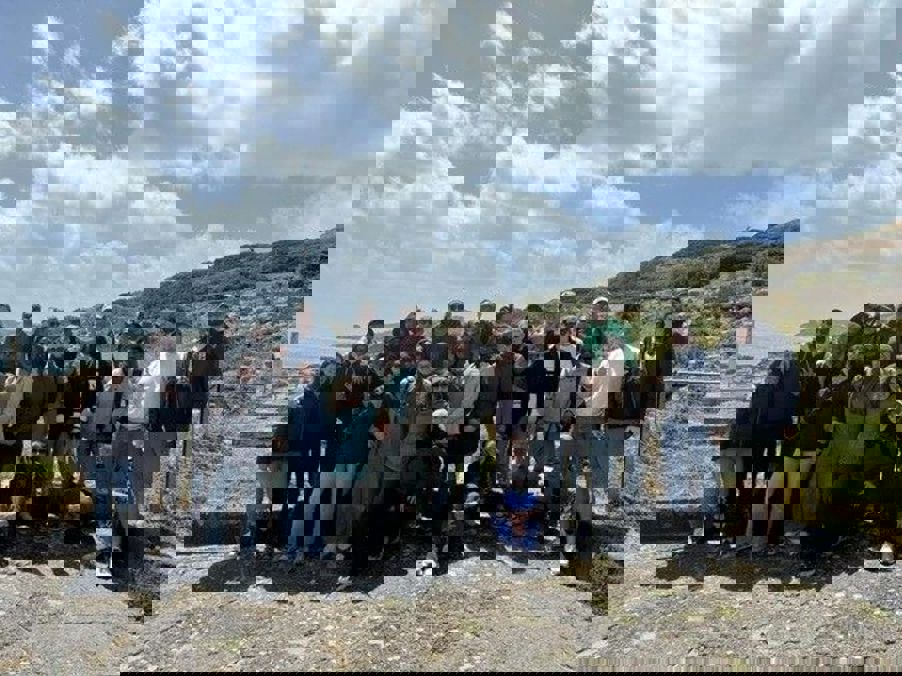 Foto: Gruppebilde fra Tharros En gruppe mennesker som poserer for et bilde, utsikt til havet