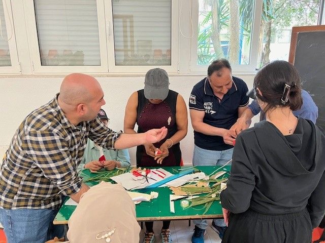 En gruppe mennesker rundt et bord