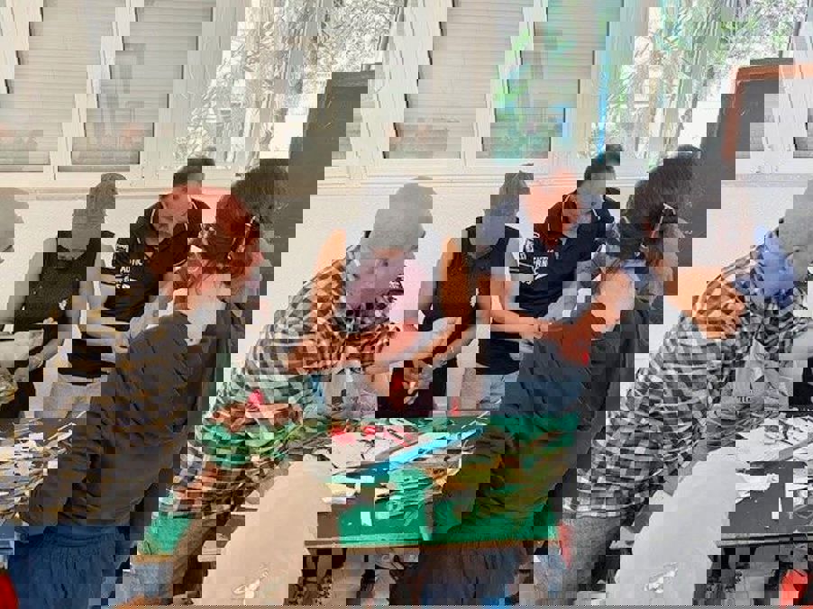 Foto: Klasserom En gruppe mennesker rundt et bord