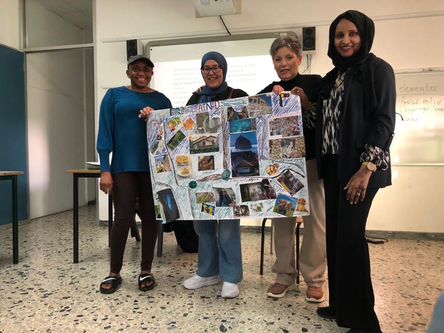 Foto: Presentasjon En gruppe mennesker som holder opp kollasjen de har laget