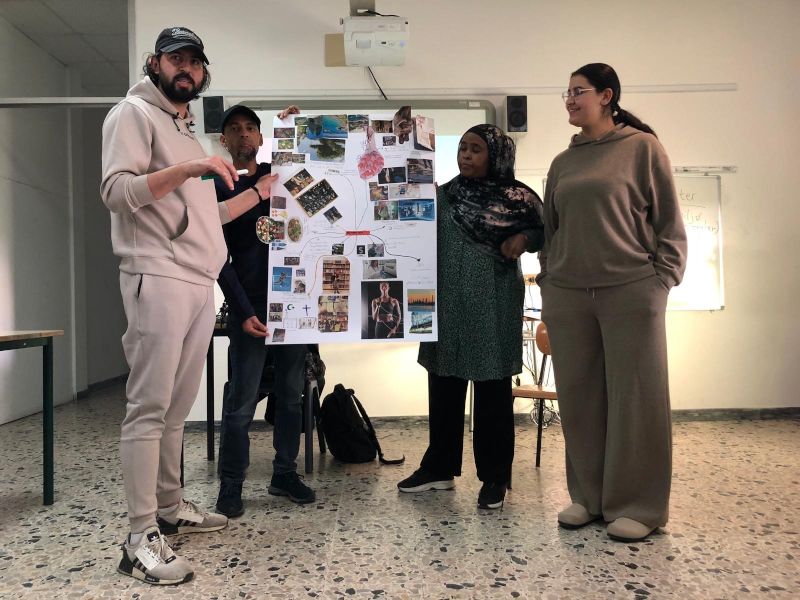 en gruppe mennesker som står og viser frem sin kollasj