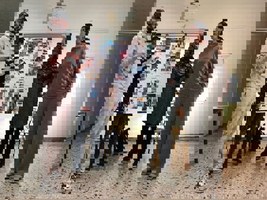 Foto: Presentasjon av gruppearbeidet en gruppe mennesker som står og viser frem sin kollasj